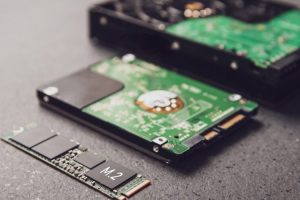 SSD dan HDD SSD dan HDD